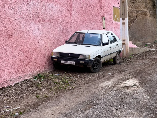 Старый Автомобиль Renault Припаркован Улице — стоковое фото
