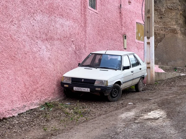 Старый Автомобиль Renault Припаркован Улице — стоковое фото