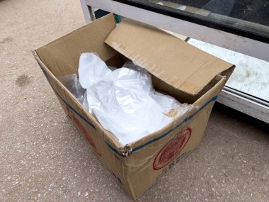 Bir kutuda şeffaf plastik poşetler