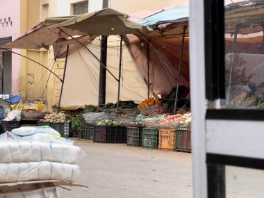 Bir sokak pazarında satılık tuz paketleri