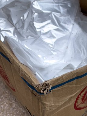 Bir kutuda şeffaf plastik poşetler
