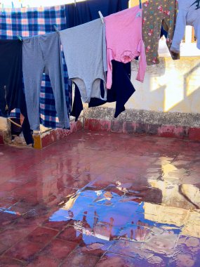 Çatıda yeni yıkanmış çamaşırlar asılı.