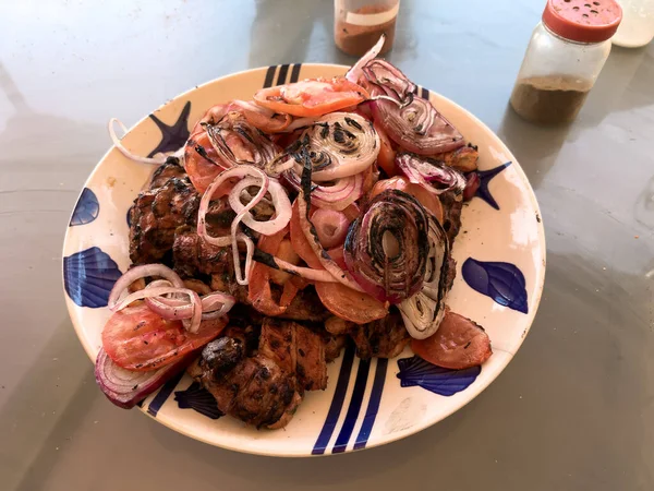 Plato Carne Kebab Con Rodajas Cebollas Tomates — Foto de Stock