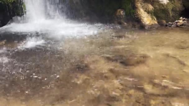 Wasserfall Wasser Trifft Die Oberfläche Und Fließt Wald Weg — Stockvideo