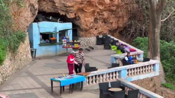 Population Locale Assise Dans Café — Video