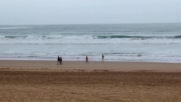 Poche Persone Piedi Spiaggia — Video Stock