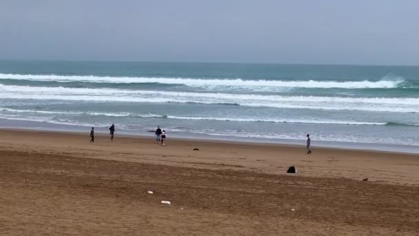 Amigos Jogando Futebol Juntos Praia — Vídeo de Stock