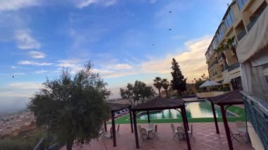 Merinides Oteli 'nin havuzuna bak.