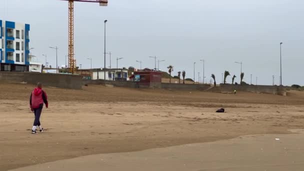 Hombre Caminando Solo Playa — Vídeos de Stock