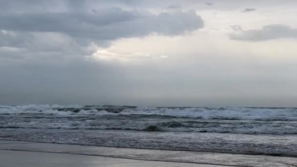 Las Olas Del Mar Chocan Contra Playa — Vídeos de Stock
