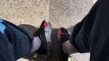 Adidas marka kot pantolon giyen tanınmamış bir adam.