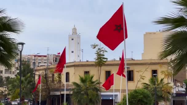 Μαροκινές Σημαίες Που Κυματίζουν Έξω Στους Δρόμους Της Φεζ — Αρχείο Βίντεο