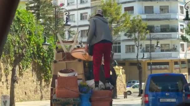 Überführung Von Haushaltsmöbeln Einem Traditionellen Tuk Tuk Marokko — Stockvideo