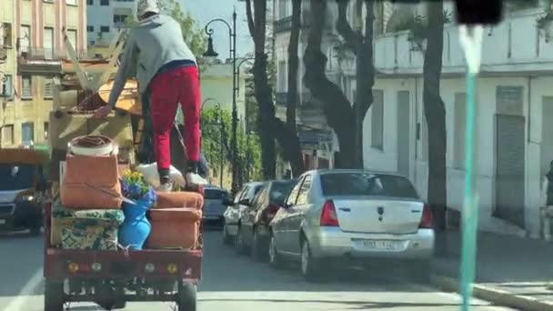 Transferência Mobiliário Doméstico Tradicional Tuk Tuk Marrocos — Vídeo de Stock