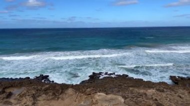 MoroCCO 'daki kıyı kayalarını okyanus dalgaları vuruyor.