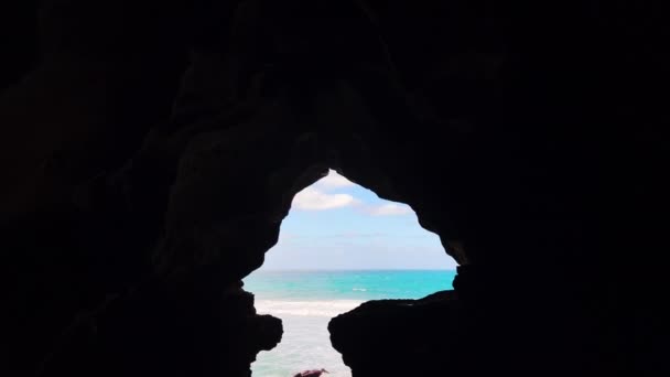 Widok Morze Wewnątrz Ciemnej Jaskini — Wideo stockowe