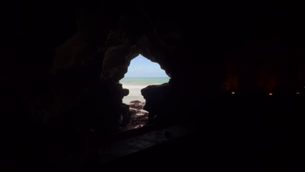Karanlık Bir Mağaranın Içinden Deniz Manzarası — Stok video