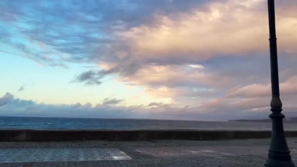 Sonnenuntergang Aus Einem Fahrenden Auto Über Dem Meer — Stockvideo