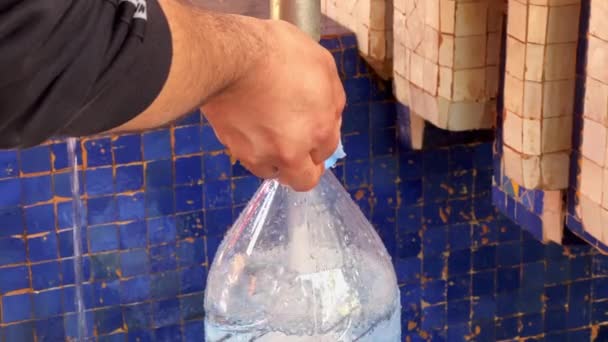 Человек Наполняющий Литровую Бутылку Воды Природного Источника Фесе — стоковое видео