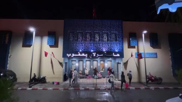 Les Personnes Appréciant Bain Nuit Dans Hammam Local — Video