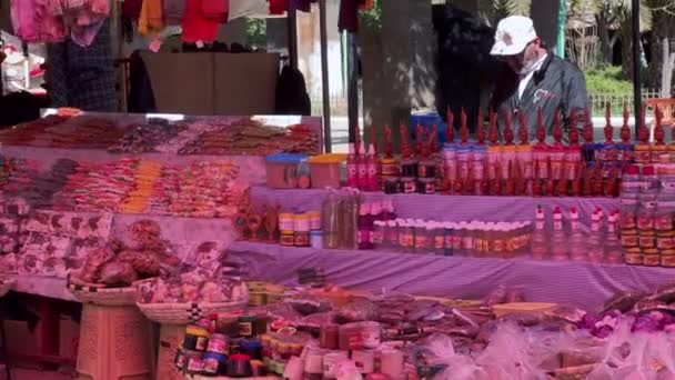 Продавец Организующий Свою Биопродукцию Уличном Рынке — стоковое видео