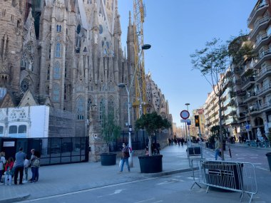 Baslica de la Sagrada Famlia 'nın alçak açılı görüntüsü