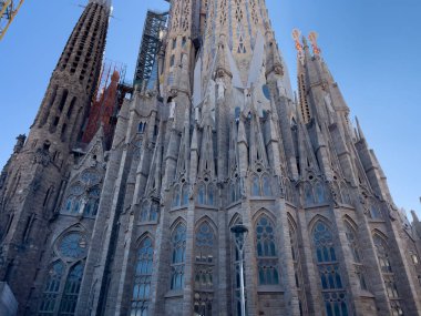 Baslica de la Sagrada Famlia 'nın alçak açılı görüntüsü