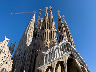 Baslica de la Sagrada Famlia 'nın alçak açılı görüntüsü
