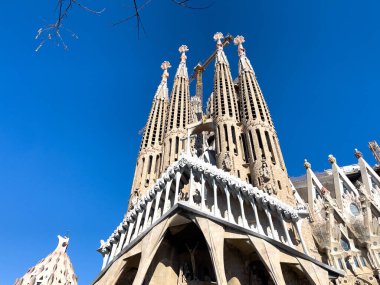 Baslica de la Sagrada Famlia 'nın alçak açılı görüntüsü