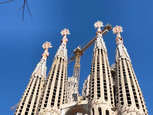 Baslica de la Sagrada Famlia 'nın alçak açılı görüntüsü