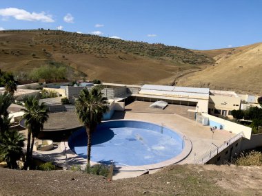 Boş bir havuz üzerinde üst görünüm