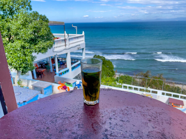 Стакан мятного чая с видом на море