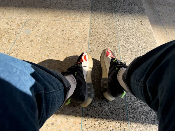 Adidas Marka Kot Pantolon Giyen Tanınmamış Bir Adam — Stok fotoğraf