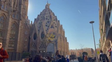 Baslica de la Sagrada Famlia 'nın alçak açılı görüntüsü 