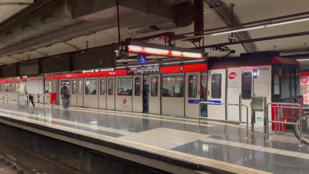 Vlak Metra Odjíždí Stanice Metra Barceloně — Stock video
