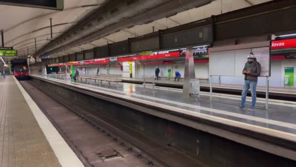 Bahn Verlässt Die Bahn Station Barcelona — Stockvideo