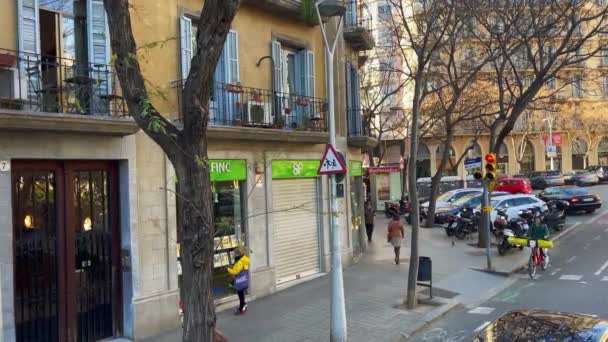 バルセロナの街を歩く人々のツアーバスビュー — ストック動画