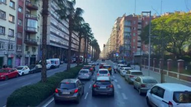 Tur otobüsü görüntüsü kırmızı ışıkta durdu