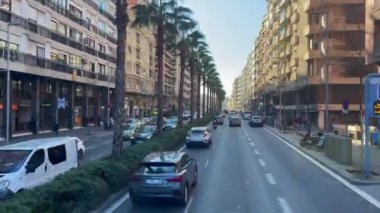 Yeşil trafik ışığı yandığında hareket eden arabaların otobüs manzarası