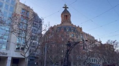 Barcelona 'daki tramvay kablolarının yavaş çekim görüntüleri.