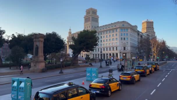 Σειρά Των Αυτοκινήτων Ταξί Στη Βαρκελώνη — Αρχείο Βίντεο