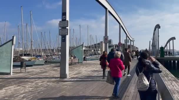 Люди Ходят Порту Rambla Mar Барселоне — стоковое видео