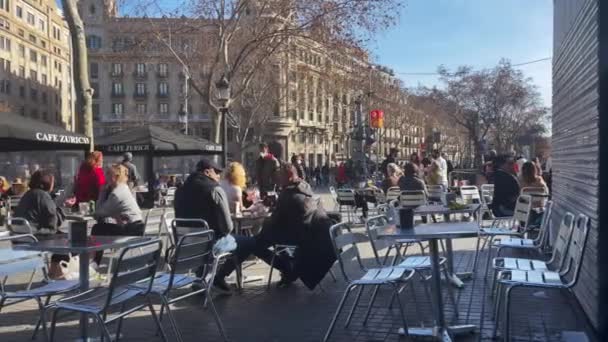 Personas Sentadas Terraza Una Cafetería Barcelona — Vídeo de stock