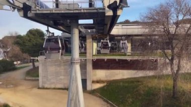 Barselona 'daki istasyona yaklaşan bir teleferiğin insansız hava aracı görüntüleri.