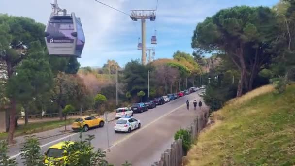 Pemandangan Udara Dari Gerbong Kabel Yang Bergerak Atas Kota Barcelona — Stok Video