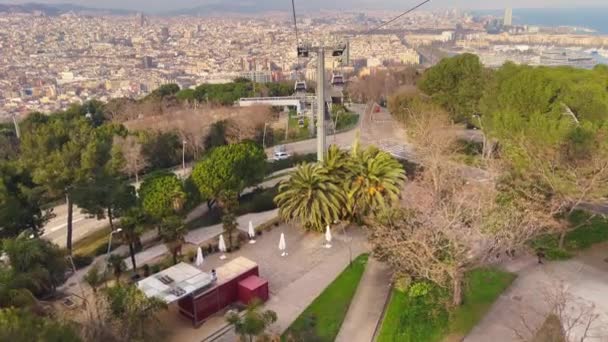在巴塞罗那市上空行驶的缆车上的空中景观 — 图库视频影像