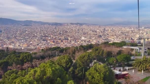 Barselona Üzerinde Hareket Eden Bir Teleferiğin Hava Görüntüsü — Stok video