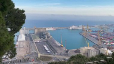 Barcelona 'daki kostal liman üzerinde hava görüntüsü