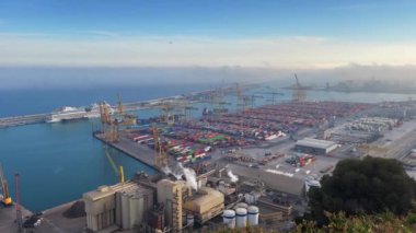 Barcelona 'daki kostal liman üzerinde hava görüntüsü