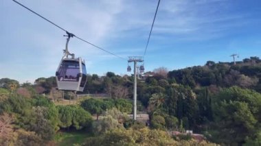 Barcelona parkının üzerinden geçen bir teleferiğin panoramik görüntüsü